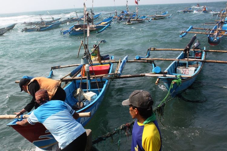 Aktivitas nelayan di dermaga Pantai Jayanti, Cianjur, Jawa Barat. Sektor kelautan menjadi salahsatu potensi yang bisa dikembangkan sejurus dengan rencana pemekaran Cianjur Selatan