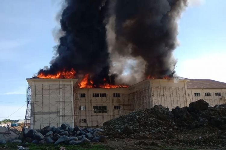 Gedung fakultas ekonomi dan bisnis islam IAIN Palpo mengalami kebakaran pada bagian atap, Senin (07/01/2019)
