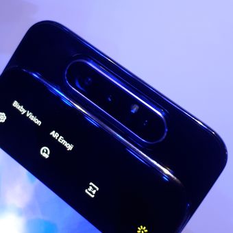 Galaxy A80 memiliki tiga kamera yang bisa berputar sehingga berfungsi sebagai kamera belakang sekaligus kamera depan.