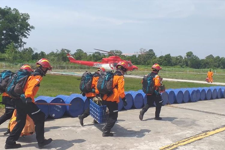 Regu pemadam kebakaran hutan dan lahan PT Sinarmas melakukan persiapan penanganan karhutla di Riau, Kamis (25/7/2019).