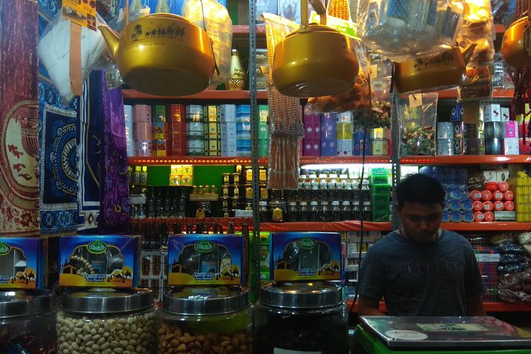 Salah satu toko cemilan khas Arab Saudi yang bisa kamu temui di Pasar Tanah Abang