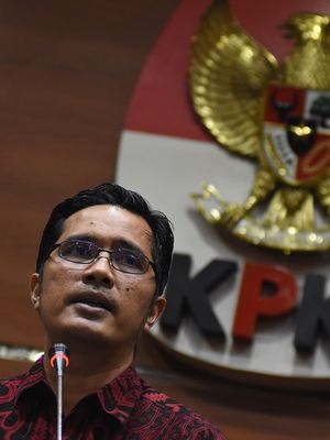 Juru bicara KPK Febri Diansyah memberi keterangan pers di Gedung KPK, Jakarta, Selasa (18/12/2018). KPK kembali menetapkan Bupati nonaktif Mojokerto Mustofa Kamal Pasa sebagai tersangka tindak pidana pencucian uang (TPPU) sebesar Rp34 miliar yang diduga bersumber dari hasil gratifikasi sejumlah proyek di Mojokerto. Sebelumnya KPK telah menetapkan Mustofa sebagai tersangka suap Pengurusan Izin Pemanfaatan Ruang dan IMB sejumlah menara telekomunikasi di Kabupaten Mojokerto. ANTARA FOTO/Indrianto Eko Suwarso/kye.