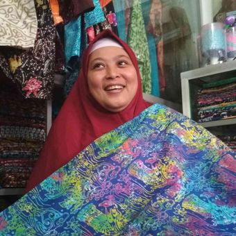 Iwing Setyowati (43), seorang ibu rumah tangga asal Kelurahan Wates, Kecamatan Magelang Utara, Kota Magelang, Jawa Tengah. Iwing bisa memproduksi aneka kerajinan batik khas Magelang yang ia jual dan menghasilkan omzet puluhan juta per bulan, Jumat (27/4/2018).