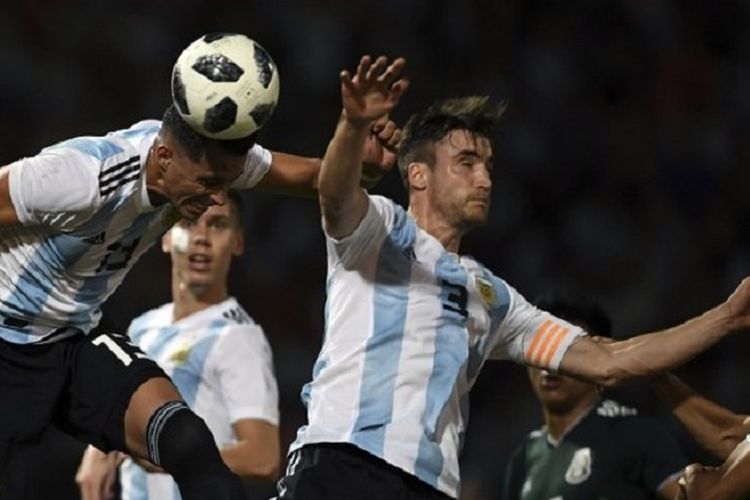 Ramiro Funes Mori menyundul bola pada laga persahabatan Argentina vs Meksiko di Stadion Mario Alberto Kempes, 16 November 2018. 