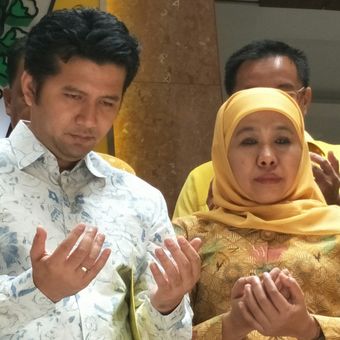 Bupati Trenggalek, Emil Dardak (kiri) dan Menteri Sosial RI Khofifah Indar Parawansa (kanan) ketika ditemui di kantor DPP Golkar, Jakarta, Rabu (22/11/2017). 