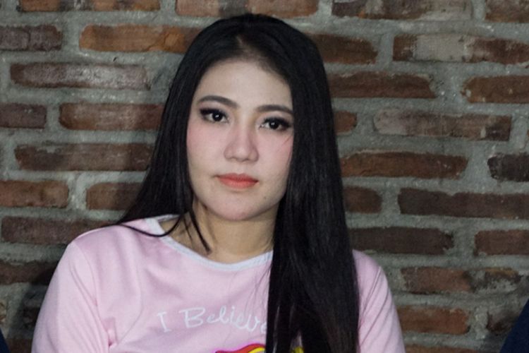 Penyanyi dangdut Via Vallen saat diabadikan dalam jumpa pers single terbarunya berjudul Meraih Bintang di Studio Toha, Ciputat, Tangerang Selatan, Rabu (6/6/2018).