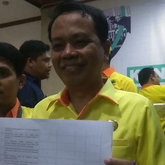 Sekretaris Jenderal Partai Berkarya Badaruddin Andi Picunang memperlihatkan bukti tanda terima pendaftaran dari Komisi Pemilihan Umum (KPU) Pusat, di Jakarta, Selasa (17/10/2017).