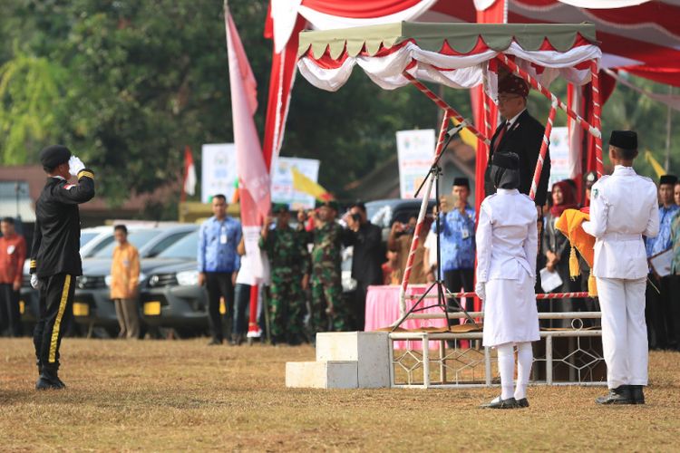 Mendes PDTT  Eko Putra Sandjojo menjadi Inspektur upacara (Irup) HUT ke-73 di lapangan rumput daerah tertinggal di Kabupaten Seluma, Bengkulu, Jumat (17/8/2018)