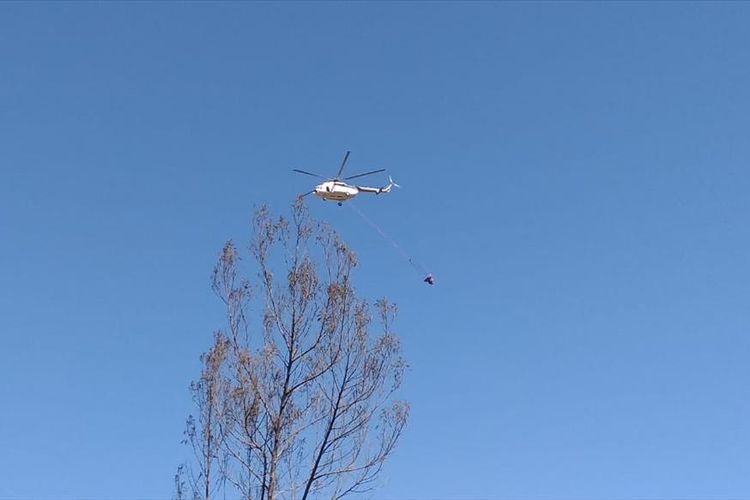 Operasi pemadaman kebakaran hutan melalui helikopter pengebom air di Gunung Arjuno, Jawa Timur, Minggu (4/8/2019)