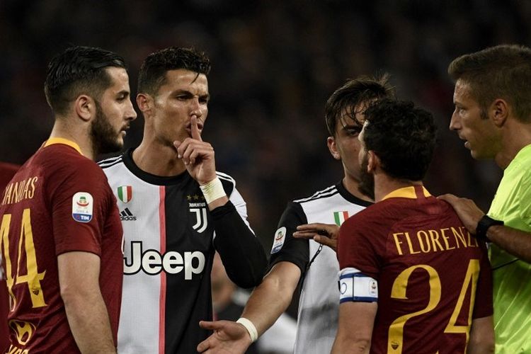 Cristiano Ronaldo tampak bersitegang dengan Alessandro Florenzi pada pertandingan AS Roma vs Juventus dalam lanjutan Serie A Liga Italia di Stadion Olimpico, 12 Mei 2019. 