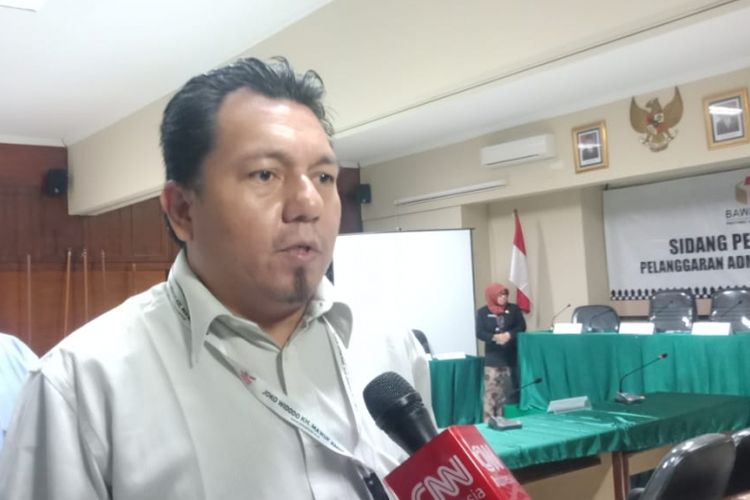 Direktur Hukum dan Advokasi TKN Jokowi-Maruf Irfan Pulungan memberikan keterangan kepada awak media di Kantor Bawaslu DKI Jakarta, Jumat (19/10/2018).