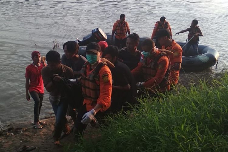 Petugas Basarnas kota Palembang saat mengevakuasi APrianto yang merupakan terduga pelaku pungli yang lompat dari jembatan, saat akan ditangkap petugas.