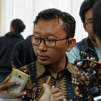 Ketua Bidang Advokasi YLBHI Muhammad Isnur saat memberikan keterangan pers terkait pengepungan kantor YLBHI oleh ratusan massa pada Minggu (17/9/2017) malam hingga Senin (18/9/2017) dini hari. Isnur diwawancarai oleh sejumlah wartawan di kantor Komnas Perempuan, Menteng, Jakarta Pusat, Senin (18/9/2017).