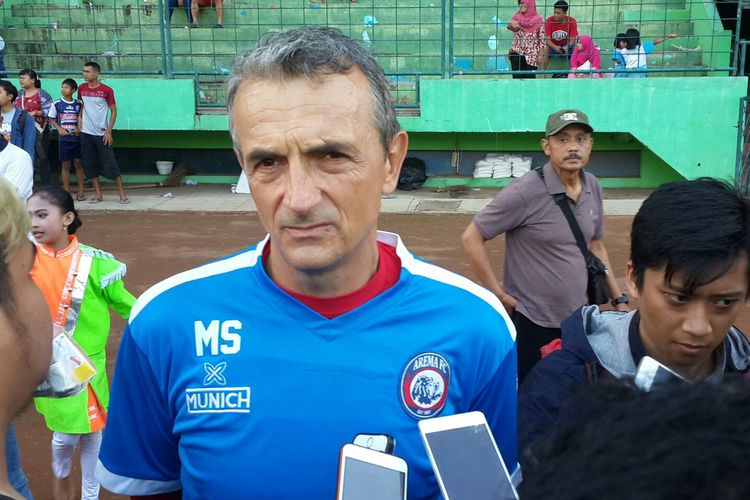 Pelatih Arema FC Milomir Seslija usai memimpin latihan di Stadion Gajayana, Kota Malang, Minggu (21/4/2019)