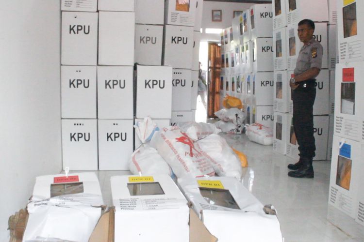 Mataram, Kompas.Com-Kotak suara yang rusak terkena rembesan air hujan di ruang penyimpanan  sementara di Kantor Camat Batu Layar Lombok Barat.
