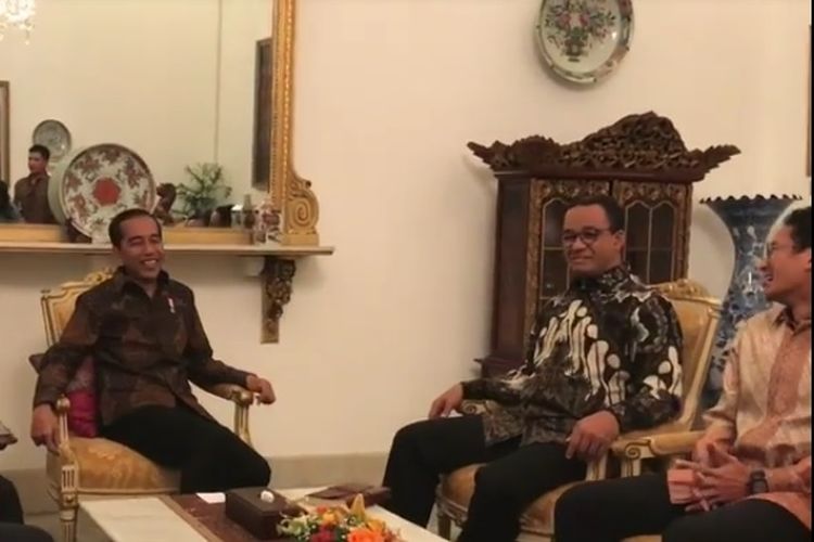 Presiden Joko Widodo bertemu Gubernur dan Wakil Gubernur DKI Jakarta, Anies Baswedan dan Sandiaga Uno, di Istana Merdeka, Rabu (25/10/2017).