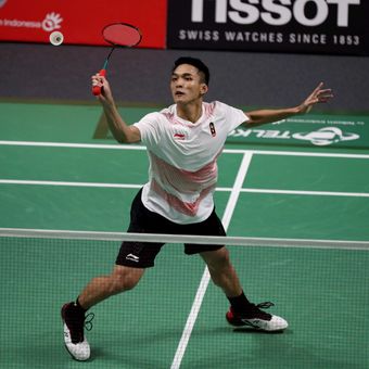 Tunggal putra Indonesia, Jonatan Christie, bertanding dengan wakil Taiwan Chou Tien Chen pada partai final nomor perseorangan bulu tangkis Asian Games 2018 di Istora Senayan, Jakarta, Selasa (28/8/2018). Jonatan berhasil menyabet medali emas.