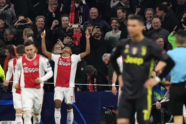 David Neres dan rekan-rekannya merayakan gol pada pertandingan Ajax Amsterdam vs Juventus di Johan Cruijff Arena dalam perempat final Liga Champions, 10 April 2019. 
