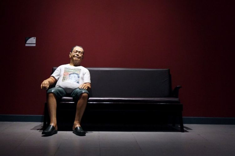 Patung karya Wilmar Syahnur yang berjudul Duduk Bersama Gus Dur ikut ditampilkan dalam pameran seni rupa bertajuk Karya Sang Juara, 1994-2010 di Galeri Nasional, Jakarta, Jumat (12/7/2012). Pameran yang diikuti 53 seniman tersebut akan berlangsung hingga 27 Juli. 
