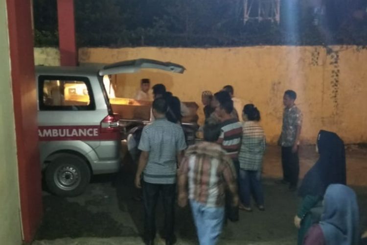 Jenazah Finanda Juni Harta (14) santri pondok pesantren di Kabupaten Ogan Ilir usai menjalani otopsi di rumah sakit Bhayangkara Palembang, Selasa (23/10/2018). Findanda tewas diduga menjadi korban penganiayaan.
