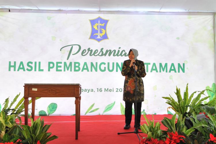 Wali Kota Surabaya Tri Rismaharini meresmikan hasil pembangunan taman yang berjumlah 70 taman di Taman Harmoni, Keputih, Surabaya, Kamis (16/5/2019). 