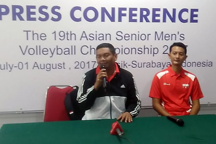 Manajer tim voli putra Indonesia Kombes Pol. Nanang Masbudi (kanan) dan pelatih Samsul Jais, selepas pertandingan kontra Qatar, Rabu (26/7/2017).