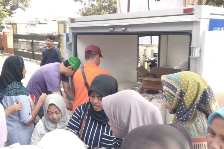 Pasar Murah TPID Kota Tasikmalaya diserbu warga Kecamatan Tamansari karena harganya lebih murah mencapai 25-30 persen dari harga pasaran saat ini, Kamis (9/5/2019).