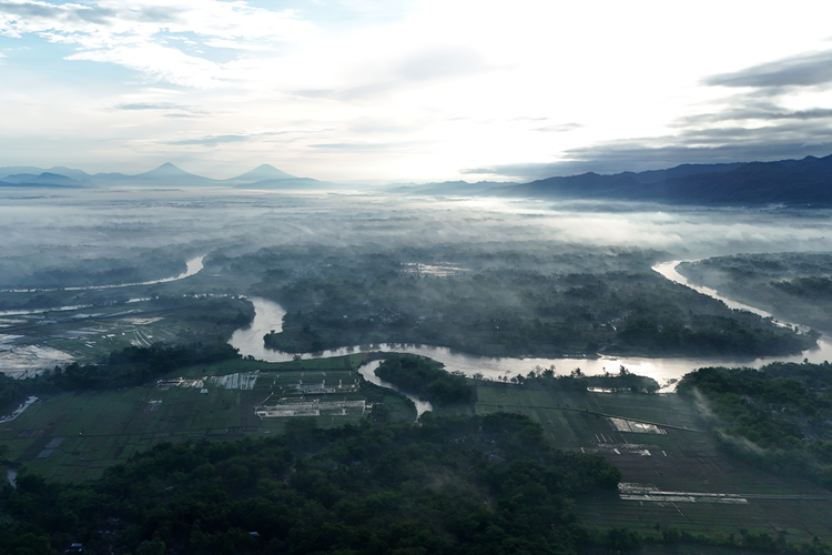 Foto udara Sungai Serayu diambil dari Desa Pajerukan, Kalibagor, Kabupaten Banyumas, Jawa Tengah, Sabtu (2/12/2023) pagi. Tampak di latar belakang, Gunung Sumbing dan Gunung Sindoro.