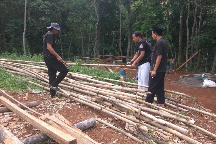 Pimpinan padepokan Maung Bodas, Wak Ano Lodaya (celana putih) gotong royong memotong bambu untuk membuat rumah singgah bagi pasien depresi di Padepokan, Minggu (28/4/2019).