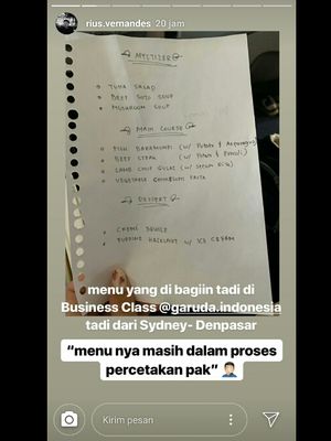 Unggahan akun instagram @rius.vernandes mengenai kartu menu kelas bisnis maskapai Garuda Indonesia yang disebut hanya ditulis tangan. Screenshot diambil pada Minggu (14/7/2019).