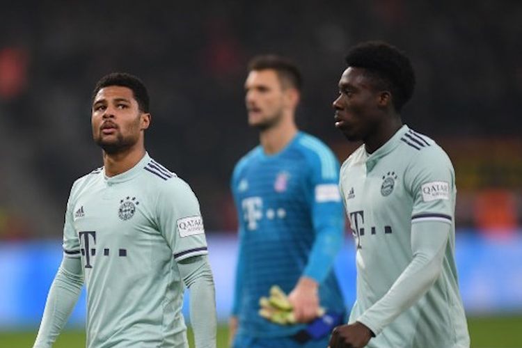 Serge Gnabry dan Alphonso Davies tampak lesu seusai laga Bayer Leverkusen vs Bayern Muenchen dalam lanjutan Liga Jerman, 2 Februari 2019. 