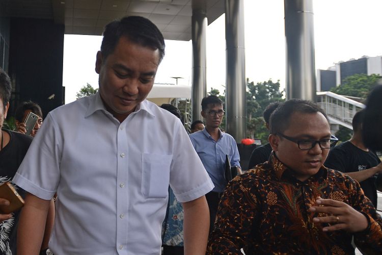 Anggota Komisi I DPR Fraksi Partai Golkar Fayakhun Andriadi bergegas menuju mobil seusai menjalani pemeriksaan di gedung KPK Jakarta, Rabu (27/12). Fayakhun diperiksa sebagai saksi dalam penyelidikan dugaan korupsi anggaran pengadaan alat satelit monitoring di Bakamla. ANTARA FOTO/Wahyu Putro A/nz/17