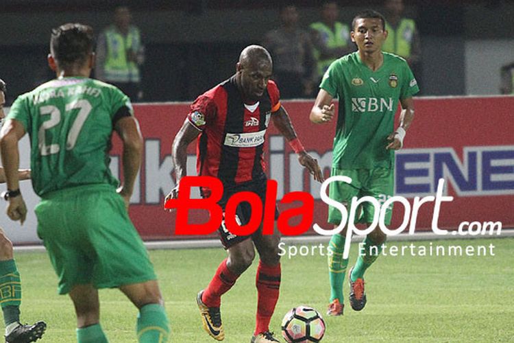 Penyerang Persipura Jayapura Boaz Solossa berusaha meloloskan diri dari tiga kawalan Bhayangkara FC di Stadion Patriot, Sabtu (9/9/2017).