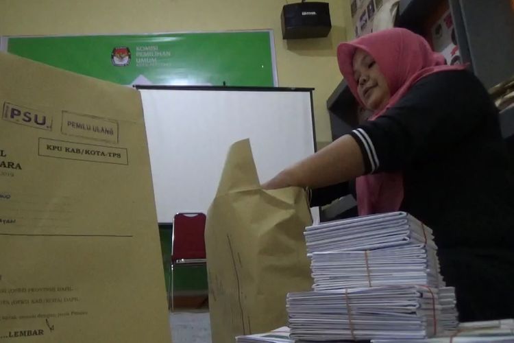 Staff KPU Kota Parepare, Sulawesi Selatan saat melakukan pengisian sampu surat suara jelang PSU 5 TPS di Parepare