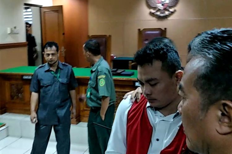 Harris Simamora terpidana pembunuhan satu keluarga di Bekasi usai jalani sidang vonis di Pengadilan Negeri Bekasi, Kota Bekasi, Rabu (31/7/2019).