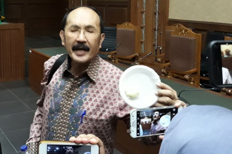 Terdakwa Fredrich Yunadi menunjukkan bakpao mini di Pengadilan Tipikor Jakarta, Kamis (12/4/2018).