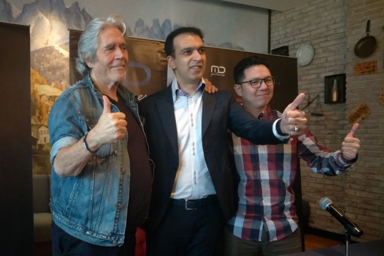 Konferensi pers film Foxtrot Six dihadiri oleh produser Hollywood Mario Kassar (kiri), produser Manoj Punjabi (tengah) dari MD Pictures, dan sutradara Randy Korompis (kanan), di Gedung MD Place, Kuningan, Jakarta Selatan, Rabu (8/8/2018).
