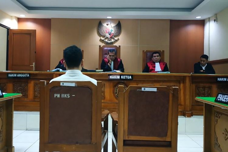 Harris Simamora, terdakwa kasus pembunuhan satu keluarga di Bekasi, menjalani sidang pembacaan duplik oleh penasihat hukum di Pengadilan Negeri Bekasi, Senin (8/7/2019).