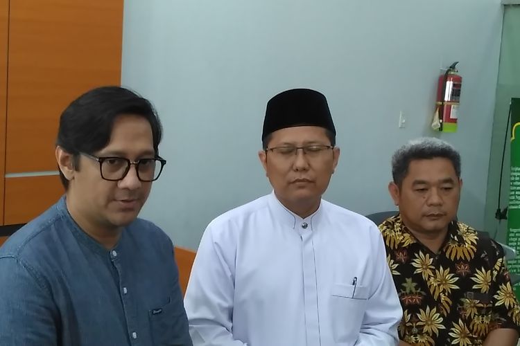 (dari kiri) Andre Taulany didampingi Ketua Komisi Dakwah MUI Muhammad Cholil Nafis menyampaikan permintaan maaf atas dugaan penghinaan yang dilakukan olehnya di Kantor Pusat MUI, kawasan Menteng, Jakarta Pusat, Sabtu (4/5/2019). 