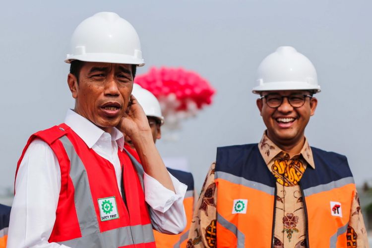 Presiden Joko Widodo memberikan sambutan peresmian Tol Bekasi-Cawang-Kampung Melayu (Becakayu) didampingi Gubernur DKI Jakarta Anies Baswedan (kanan) di kawasan Jakasampurna, Bekasi, Jawa Barat, Jumat (3/11/2017). Presiden Joko Widodo meresmikan ruas jalan tol Seksi 1B dan 1C sepanjang 8,26 kilometer yang terbentang dari Cipinang Melayu-Pangkalan Jati-Jakasampurna.