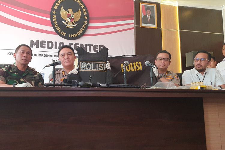 Kepala Divisi Humas Polri Irjen Muhammad Iqbal menunjukan barang bukti saat jumpa pers terkait kerusuhan 22 Mei, di Kantor Kemenko Polhukam, Jakarta, Senin (27/5/2019).