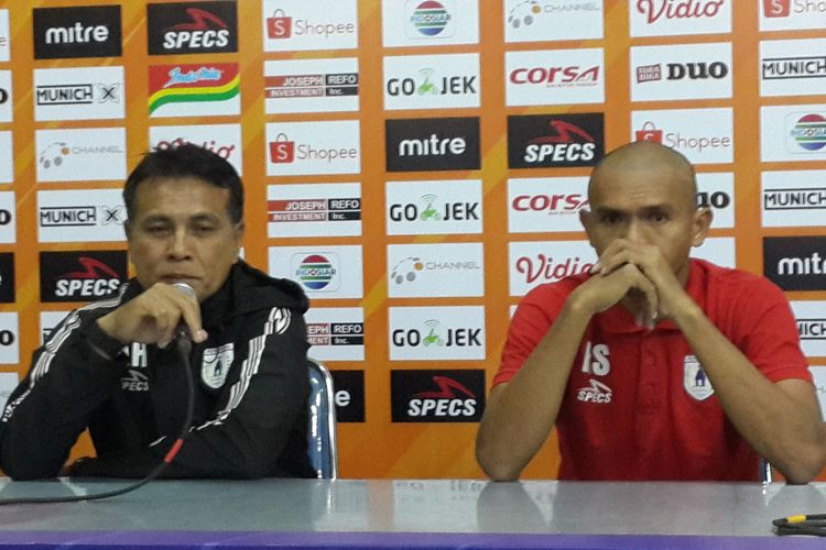 Pelatih Kiper Persipura, Alan Haviluddin (kiri) saat konferensi pers usai dikalahkan Arema FC di Stadion Gajayana, Kota Malang, Kamis (4/7/2019).