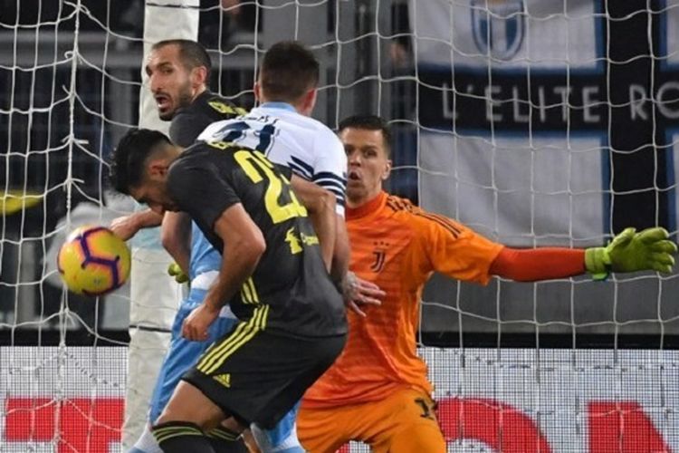 Emre Can mencetak gol bunuh diri pada pertandingan Lazio vs Juventus dalam lanjutan Serie A Liga Italia di Stadion Olimpico, 27 Januari 2019. 