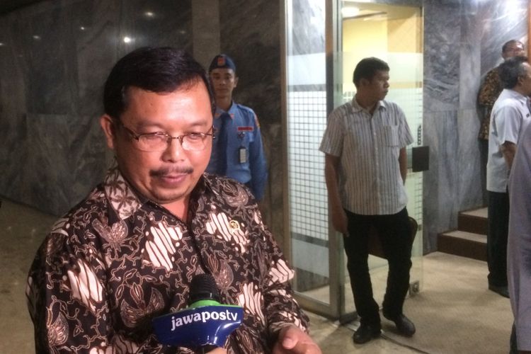 Politisi Partai Demokrat Herman Khaeron sebelum rapat pleno penetapan pimpinan Komisi II DPR RI, di Kompleks Parlemen, Senayan, Jakarta, Kamis (26/7/2018).