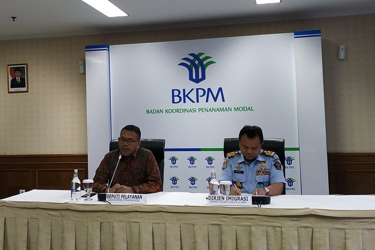 Deputi Bidang Pelayanan Penanaman Modal BKPM Husen Maulana (kiri) menyampaikan keterangan terkait layanan sistem Online Single Submission (OSS) dengan Sistem Informasi Manajemen Keimigrasian (SIMKIM) di Kantor BKPM, Jakarta, Senin (2/9/2019).