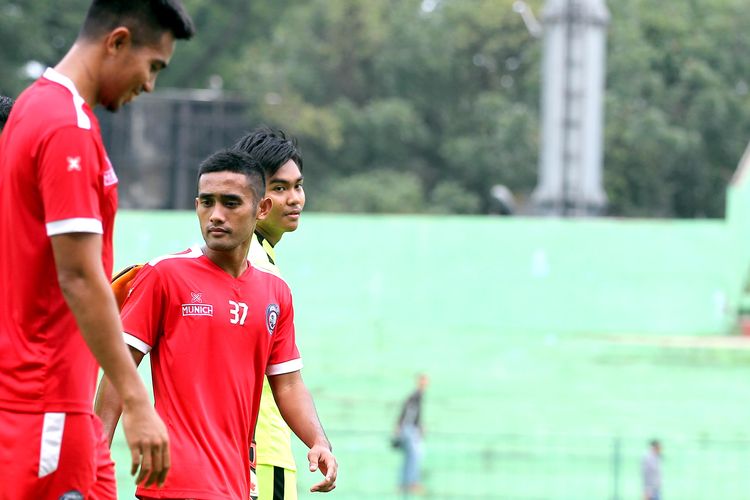 Bek Arema FC, Agil Munawar.