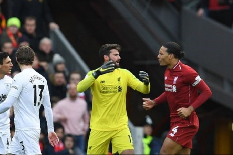 Virgil van Dijk mencoba melakukan protes kepada wasit seusai Alisson Becker mendapatkan kartu kuning pada pertandingan Liverpool vs Burnley dalam lanjutan Liga Inggris di Stadion Anfield, 10 Maret 2019. 