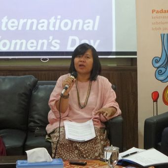 Wakil ketua Komnas Perempuan Yuniyanti Chuzaifah dalam sebuah diskusi Hari Perempuan Internasional, di kantor Komnas Perempuan, Menteng, Jakarta Pusat, Rabu (8/3/2017).