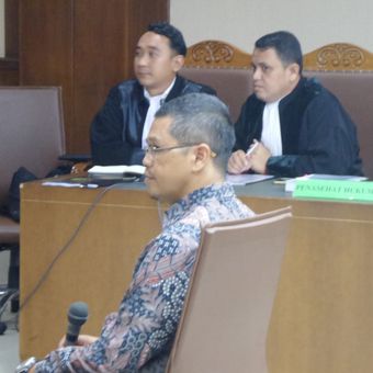 Politisi PKS Yudi Widiana duduk di kursi terdakwa di Pengadilan Tipikor Jakarta, Rabu (6/12/2017).