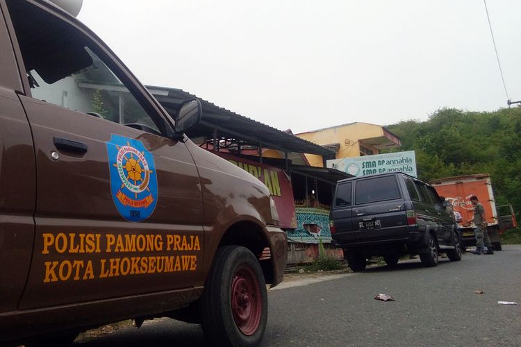 Satuan polisi pamong praja (Satpol PP) Kota Lhokseumawe menjaga  seluruh bangunan yang ditempati Pesantren AN, di Kompleks Panggoi Indah, Kecamatan Muara Dua, Kota Lhokseumawe, Jumat (12/9/2019). 
